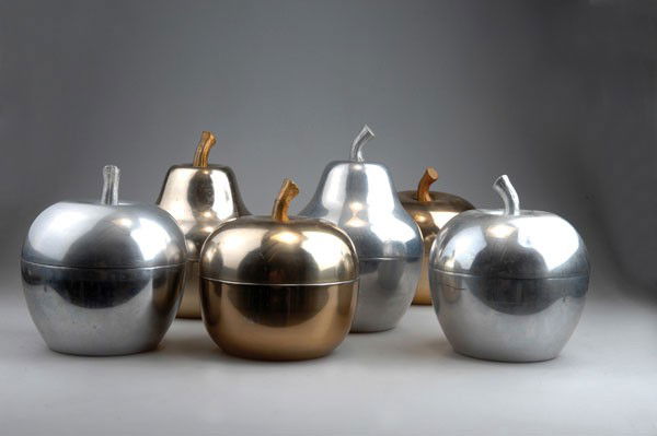 Raymor, New York (attributed). Cool boxes in the: Raymor, New York (attributed). Cool boxes in the shape of apples and pears, designed in the 1960s. Apples: H. 21.5-22 cm; pears: H. 26.5-27.5 cm. Aluminium, partly brass-plated, white plastic. Marked: