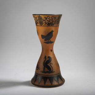 Daum Frères, Nancy, Vase 'Mythologie', um 1894-97: Daum Frères, Nancy, Vase 'Mythologie', um 1894-97, H. 25.3 cm. Cased glass, colorless, with orange powder inclusions and violet-black. Etched decor with Greek/Egyptian birds, animals and