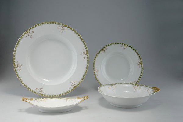 Rosenthal, Selb. 'Iris' set, 1900. 18 pieces. 13 plates: Rosenthal, Selb. 'Iris' set, 1900. 18 pieces. 13 plates, Diameter 25.3 cm; large round dish, Diameter 35.4 cm; 2 small round dishes, Diameter 25.5 cm; oval dish, L.27.7 cm; bowl, H. 6.3 cm; Diameter 2