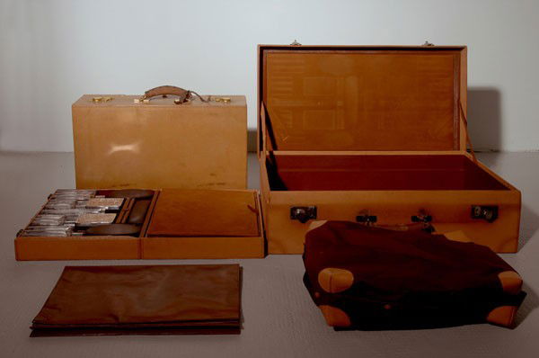 Morabito, Paris. LadyÕs and gentleman's suitcases, circ: Morabito, Paris. LadyÕs and gentleman's suitcases, circa 1925. Gentleman's, H. 41 cm; 64 x 20,7 cm; Lady's with integrated mirror, H. 34.5 cm; 51.5 x 18.7 cm. Covered with pig leather, slipcover of c