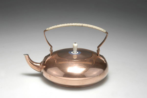 Jan Eisenloeffel, Amsterdam. Teapot, circa 1900. : Jan Eisenloeffel, Amsterdam. Teapot, circa 1900. H. 7 cm (excl. handle). Made by Amstelhoek, V.H., Amsterdam. Copper, inside zinc-plated. Lid with blue and white enamel, ivory knob, bast. Marked: make