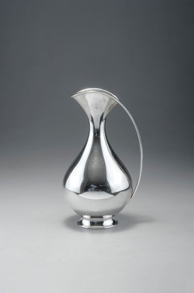 Germany, in the manner of Kay Fisker. Wine jug, 1: Germany, in the manner of Kay Fisker. Wine jug, 1940s. H. 25.5 cm. Silver. Marked: German hallmarks, coat-of-arms (not identified).