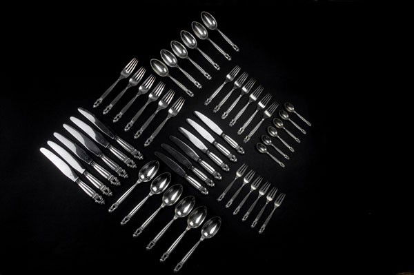 Johan Rohde. 'Konge - Acorn' cutlery, 1915. 48 pi: Johan Rohde. 'Konge - Acorn' cutlery, 1915. 48 pieces. 6 spoons, L. 20.5 cm; six starter spoons, L. 17.2 cm; 6 forks, L. 19.9 cm; 6 starter forks, L. 16.7 cm; 6 table knives, L. 25 cm; 6 starter knive