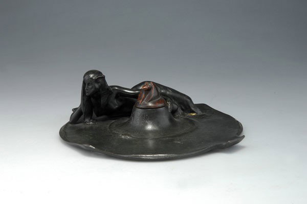 Carl Vilhelm Emil Milles (Lagga 1875 - 1955 Stock: Carl Vilhelm Emil Milles (Lagga 1875 - 1955 Stockholm), Paris. Inkwell, circa 1904. H. 8,2 cm; 27 x 24,5 cm. Bronze, black patina. Marked: C. Mills, Andro Fondeur Paris.