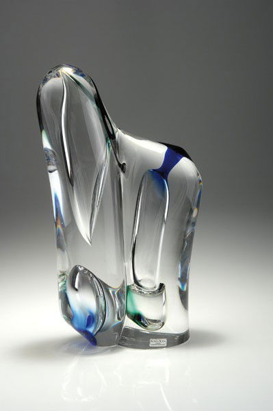 Goran Warff. Unicum sculpture, designed in 1986. H. 34 : Goran Warff. Unicum sculpture, designed in 1986. H. 34 cm. Made by Kosta Boda. Cased glass, clear, included and fused layers in blue. Marked: Goran Warff KOSTA BODA UNIK 112 86 9009, SKANDIA INTERNATI