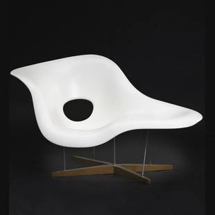 Charles Eames; Ray Eames, Sitzobjekt 'La Chaise', 1948: Charles Eames; Ray Eames, Sitzobjekt 'La Chaise', 1948, H. 87.5 x 142 x 84 cm. Made by Vitra Design, Weil/Rhine, after 1991. Plastic, reinforced with Fiberglas, white, chrome-plated steel rods, oak wo