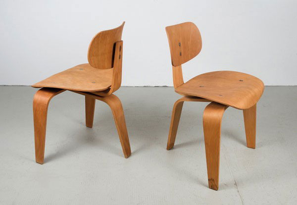 Egon Eiermann: Egon Eiermann. Pair of 'SE 42' chairs, designed in 1949. H. 73 x 53 x 49.5 cm. Made by Wilde & Spieth, Esslingen, in the 1950s. Beech plywood.