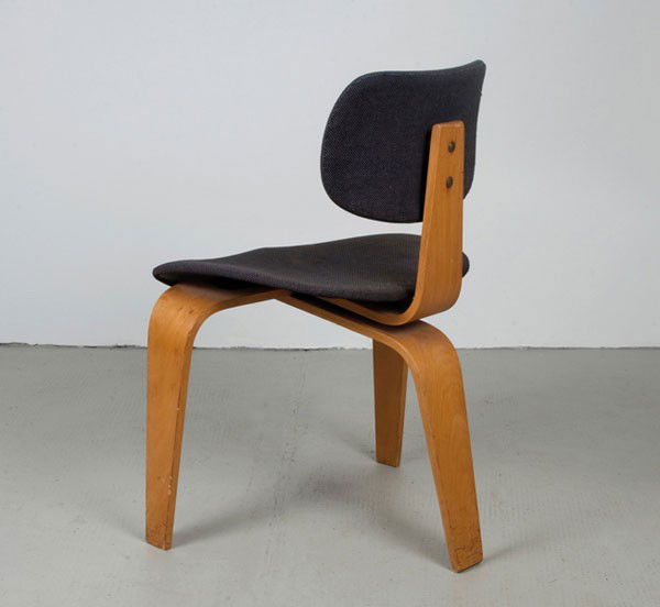 Egon Eiermann: Egon Eiermann. 'SE-42' chair, designed in 1949. H. 74 x 51 x 52 cm. Made by Wilde & Spieth, Esslingen. Beech plywood, original blue-grey fabric.