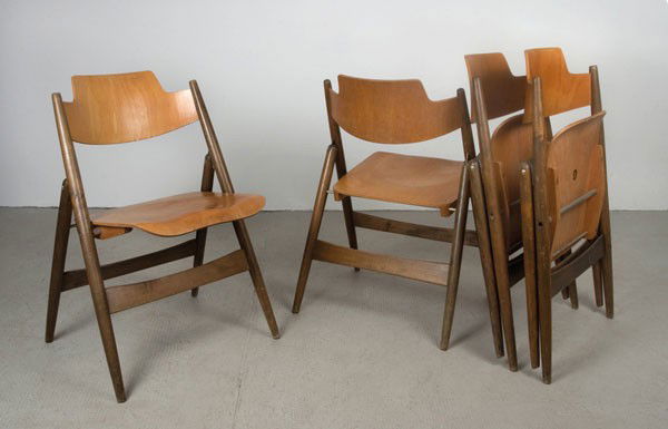 Egon Eiermann: Egon Eiermann. Four 'SE 18' folding chairs, designed in 1953. H. 77 x 53 x 43 cm. Made by Wilde & Spieth, Esslingen. Beechwood, beech plywood, legs glazed green.