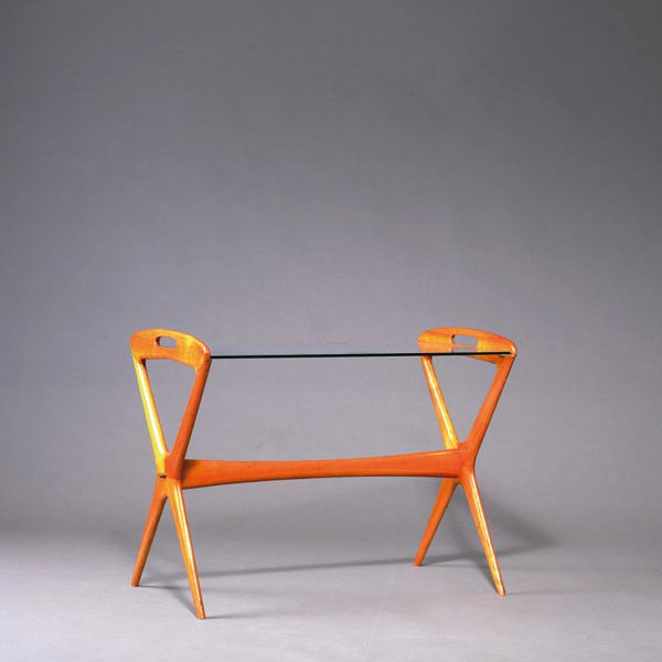 Eddi Harlis: Eddi Harlis. Occasional table, designed circa 1953; H. 52.5 x 71.5 x 42 cm. Made by Hans Kaufeld, Bielefeld. Cherry wood, clear glass top.