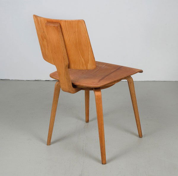 Franz Ehrlich: Franz Ehrlich. 'Radio hall' chair, designed circa 1955. H. 76 x 42 x 53.5 cm. Made by VEB Deutsche Werkstätten, Hellerau. Beech plywood. Aluminium badge marked: 16982.