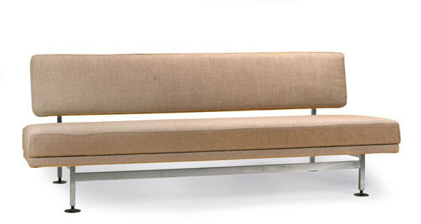Egon Eiermann: Egon Eiermann. Sofa/daybed for the Bundestag, designed in 1968/ 69. H. 74 x 195 x 80 cm. Made by Honeta, in 1968/ 69. Chrome-plated rectangular steel, beige-grey textile.