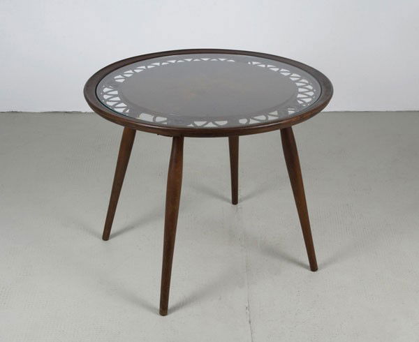 Josef Frank: Josef Frank. Side table, designed circa 1925. H. 58 cm; Dm. 72 cm. Made by Haus & Garten, Vienna. Nutwood, nut veneer, glass inset.