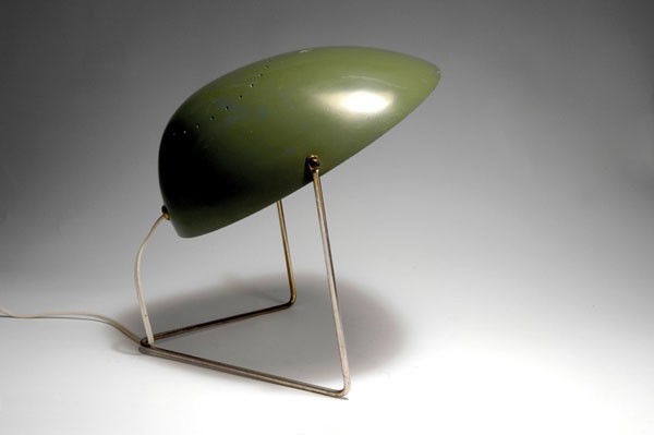 Gerald Thurston: Gerald Thurston. Table light, designed in the 1950s. H. 31 cm. Made by Lightolier Inc., Jersey City, N. J. Chrome-plated brass tube, adjustable green plastic shade.