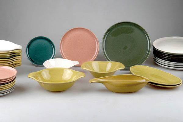 Russel Wright: Russel Wright. 'American modern' dining set. 60 pieces, designed circa 1951. 20 plates: Dm. 25 cm; 8 dessert plates: Dm. 20.7 cm; 11 bread plates: Dm. 15 cm; 13 bowls with handle: H. 4.7 x 17.5 x 15 c