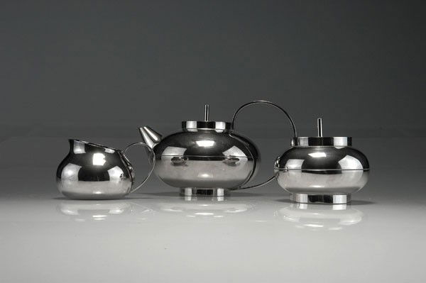 Lino Sabattini: Lino Sabattini. Teaset. Three pieces, designed circa 1955. Teapot: H. 12.7 cm; creamer: H. 6.6 cm; sugar bowl: H. 9.8 cm. Made by Christofle, Paris and Milan. Silver-plated brass. Marked: Maker's mark
