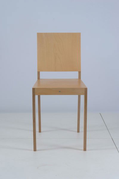 Jasper Morrison: Jasper Morrison. 'Plywood chair', designed in 1988. H. 84 x 39 x 47.5 cm. Made by Vitra, Weil. Plywood with beech veneer. Marked: Maker's label, label inscribed: geprüfte Sicherheit.