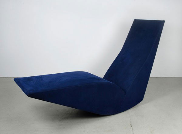 Tom Dixon: Tom Dixon. 'Bird' long chair, designed in 1992. H. 104.5 x 50 x 165 cm. Made by Cappellini, Milan. Foam upholstery, deep-blue fabric cover. Marked: Maker's label, maker's mark.