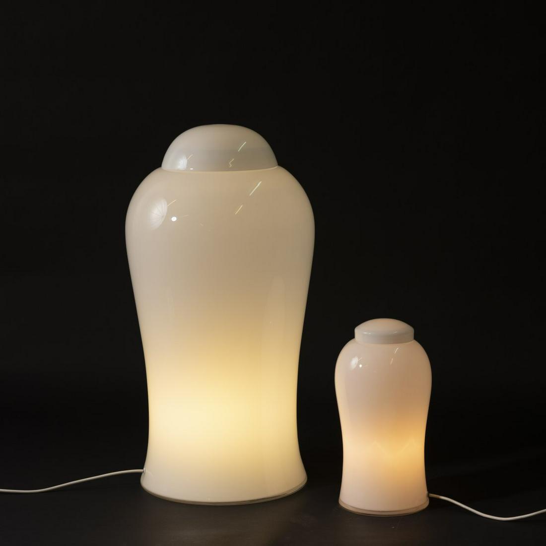 Ingo Maurer, 2 table / floor lights 'Tsching 3' and 'Tschang 1', 1979: Ingo Maurer, 2 table / floor lights 'Tsching 3' and 'Tschang 1', 1979, H. 34 - 70 cm, Ø 21 - 37 cm. Made by Ingo Maurer, Design M, Munich. Glass, colorless and white. Marked: Label vetri murano