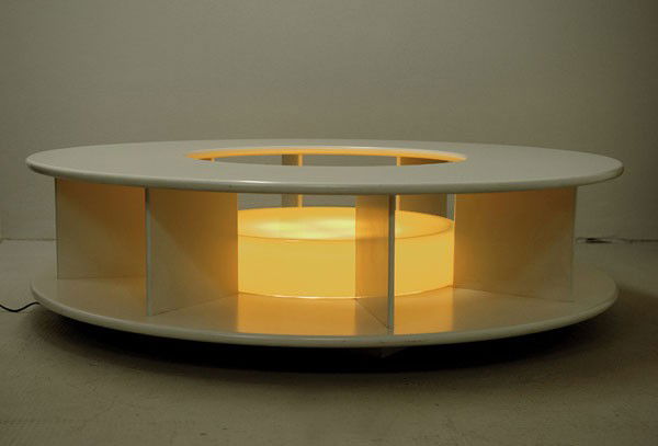 Superstudio: Superstudio. 'Bazaar' illuminated sofa table, designed in 1968. H. 32 cm; Dm. 114.5 cm. Made by Giovanetti, Pistoia (attributed). Chipboard, white and yellow perspex.