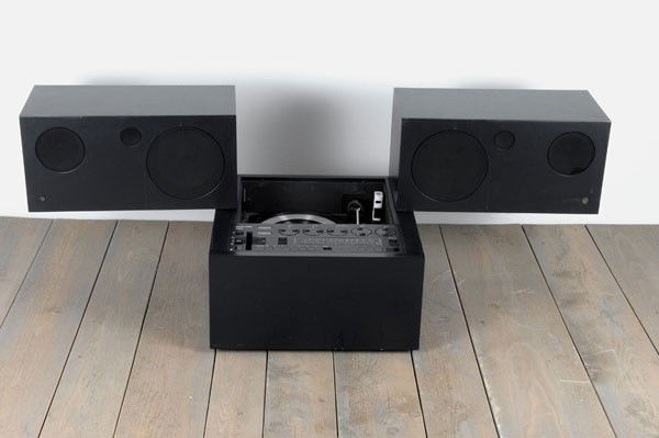 Bellini, Mario: Mario Bellini. 'Totem ' stereo system., designed in 1970. H. 52 x 52 x 52 cm. Made by Brionvega, Milan, in the 1970s. Chipboard, black plastic lamintate. Marked:Brionvega, technical data.