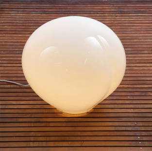 Vistosi, Luciano: Luciano Vistosi. 'Nessa-Nevodo' table light, designed circa 1972. H. 36 cm. Made by Vetreria Vistosi, Murano. Cased glass, clear and white.