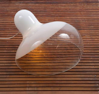 Vistosi, Luciano: Luciano Vistosi. 'Nessa-Nevodo' table light, designed circa 1972. H. 25 x 43 x 40 cm. Made by Vetreria Vistosi, Murano. Cased glass, clear and white.