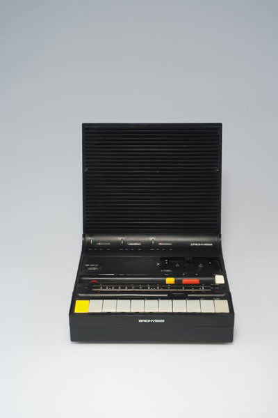 Sapper, Richard: Richard Sapper. 'Soundbook', designed in 1974. H. 10.5 x 26.5 x 27 cm. Made by Brionvega, Milan. Black plastic. Marked: BRIONVEGA.