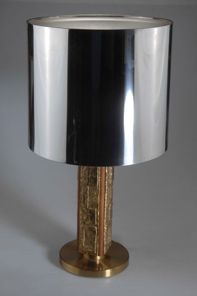 Brotto, Angelo: Angelo Brotto. Table light, designed circa 1975. H. 69 cm; Diameter 40 cm. Made by Esperia, Poggibonsi (attributed). Nutwood with brass cover, aluminium shade. Marked: BROTTO.