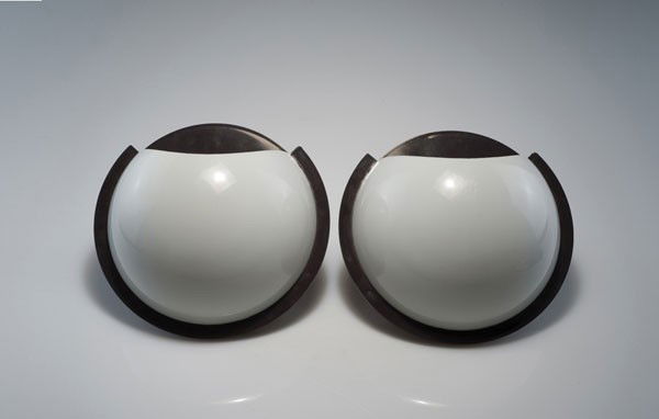 Castiglioni, Giorgina: Giorgina Castiglioni. Pair of 'Giona' sconces, designed circa 1975. Dm. 24.5 cm. Made by Bilumen, Milan. Plastic, opaque white and brown. Marked: BILUMEN, GIONA design G. Castiglioni, made in italy.