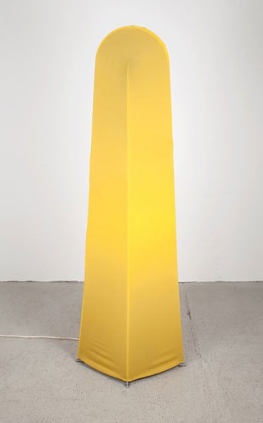 Takahama, Kazuhide: Kazuhide Takahama. 'Kazuki' floor light, designed in 1976. H. 159 cm. Made by Sirrah, Milan. Metal frame, yellow fabric.