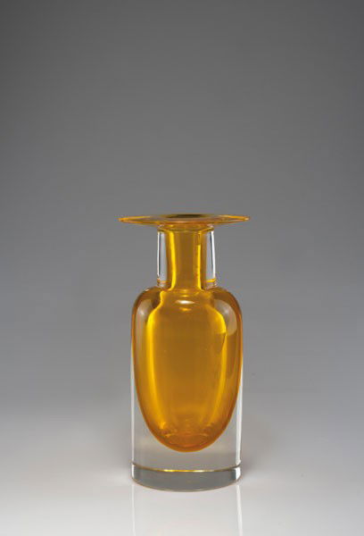 Da Ros, Antonio: Antonio da Ros. 'Sommerso' vase. H. 31.6 cm. Designed circa 1960. Made by Vetreria Gino Cenedese. Cased glass, clear and yellow.
