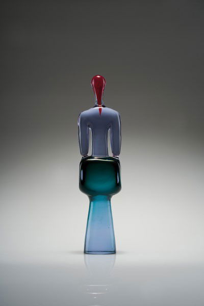 Da Ros, Antonio: Antonio da Ros. Statue. H. 34.3 cm. Designed circa 1960. Made by Gino Cenedese & C. So-called Alexandrit glass, layers in turquoise and red.