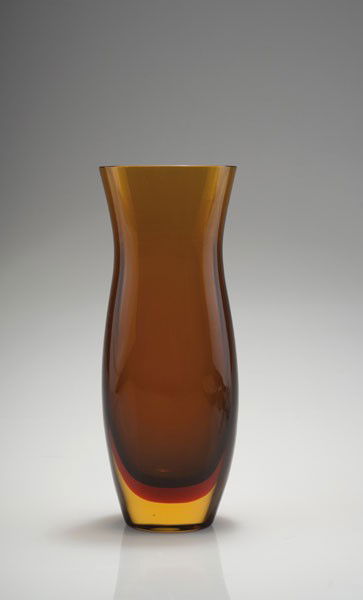 Poli, Flavio: Flavio Poli. 'Sommerso' vase. H. 26.6 cm. Designed circa 1955. Made by Seguso Vetri d'Arte. Cased glass, cleaer, light- and dark amber-coloured and orange-brown.