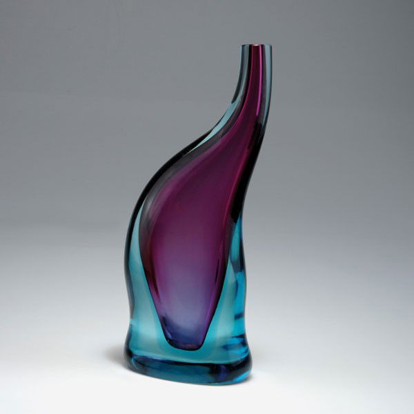 Da Ros, Antonio (zugeschrieben): Antonio da Ros (attributed). 'Sommerso' vase. H. 39 cm. Designed circa 1965. Made by Gino Cenedese & C. Cased glass, clear, turquoise and purple.