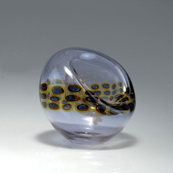 Da Ros, Antonio: Antonio da Ros. Bowl. H. 16.3 cm; Dm. 17 cm. Designed circa 1969. Made by Gino Cenedese & C. Alexandrit glass, between layers three-parted murrhines band in blue, purple and yellow.