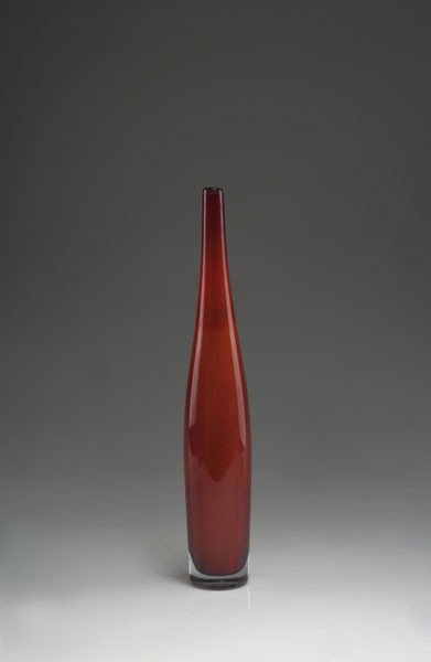 Meydam, Floris: Floris Meydam (Leerdam 1919), The Netherlands. Unica vase, 1957. H. 35.5 cm. Made by Glasfabriek Leerdam. Cased glass, clear and rusty-red. Marked: Leerdam Unica F. Meydam MA 1518 (diamond cut).
