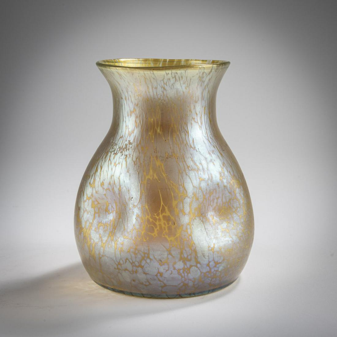 Loetz, Klášterský Mlýn, 'Papillon'-Vase, c. 1900: Loetz, Klášterský Mlýn, 'Papillon'-Vase, c. 1900, H. 18 cm. Cased glass, colorless and amber, with rolled glass pieces between the layers, gold and pearlescent matt luster.