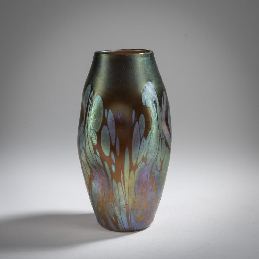 Loetz, Klášterský Mlýn, 'Medici' vase, 1902: Loetz, Klášterský Mlýn, 'Medici' vase, 1902, H. 18 cm. Cased glass, colorless and amber, four-fold leaf-like combed 'Medici'-decoration of silver-yellow spots, in front of