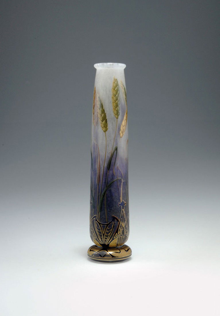 Vase 'Ble', um 1900: Daum Freres, Nancy. 'Ble' vase, circa 1900. H. 27.3 cm. Cased glass, clear, lower part with deep blue, upper part with milky white powder inclusions, roughtly etched ground, polychromatic enamel and g