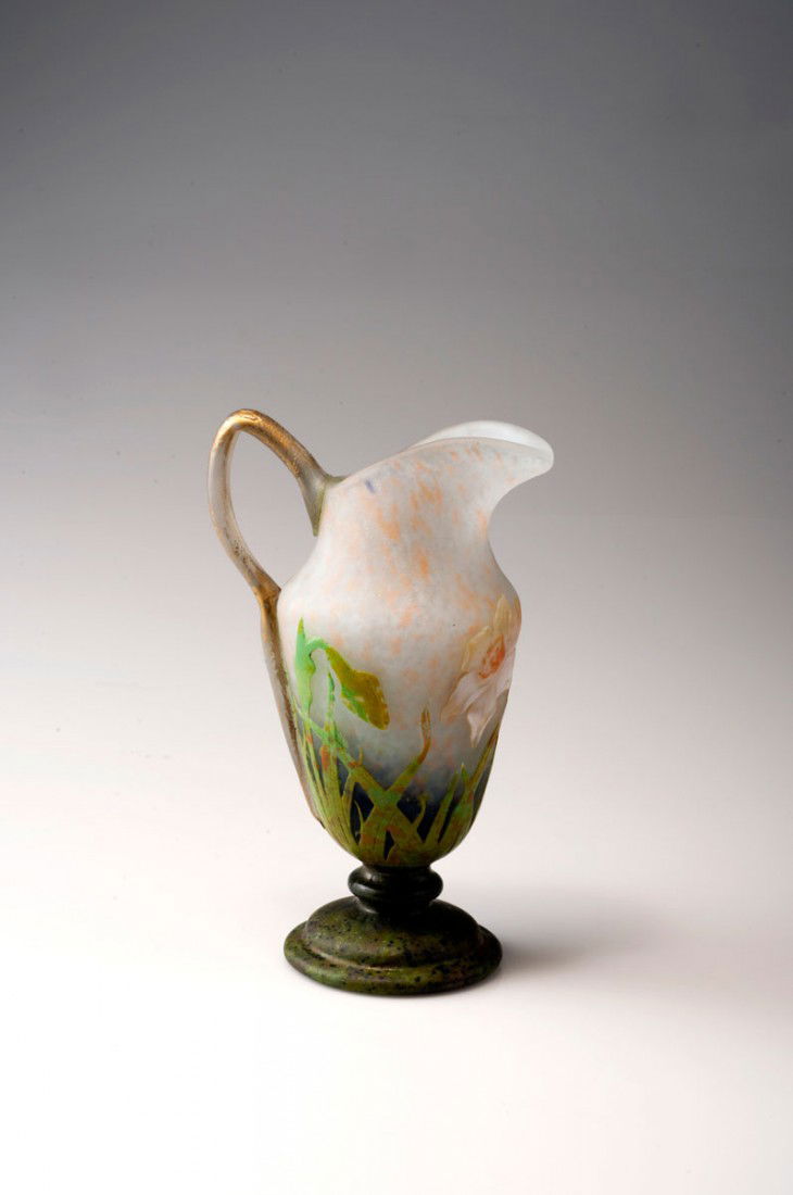 Kanne 'Narcisses', 1910: Daum Freres, Nancy. 'Narcisses' jug, 1910. H. 18.7 cm. Cased glass, clear, milky, orange and blue powder inclusions. Green and rusty-red enamel fusions, multiply etched pattern with narcissus and gras