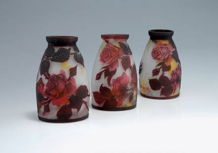 Drei Lampenschirme 'Roses', 1920er Jahre: Muller Freres, Luneville. Three 'Roses' lamp shades, 1920s. H. 14 cm. Cased glass, milky white, clear and claret-red, yellow and green powder inclusions. Multiply etched pattern with roses. Two shades