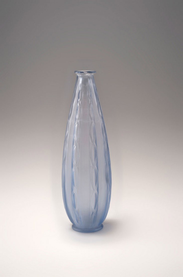 Vase, 1920er Jahre: Marius-Ernest Sabino, Paris. Vase, 1920s. H. 20.6 cm. Blue mould-glass, matted. Reliefed pattern of vertical bands. Signed: Sabino, France.