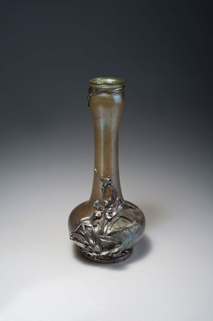 'Papillon'-Vase mit Montierung, 1899: Loetz, Klostermuhle. Papillon vase with mounting, 1899. H. 33 cm. Clear glass with Papillon pattern on silver-yellow ground, 'candia Silberiris', matt mother-of-pearl lustre, silver-plated bronze moun