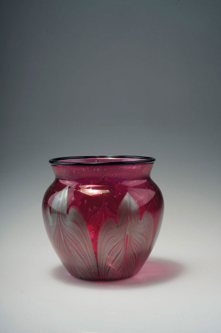'Titania'-Vase, um 1905: Loetz, Klostermuhle. Titania vase, circa 1905. H. 14.8 cm. Cased glass, pink and clear, combed silver threads, pricked air bubles, deep-purple thread on the rim.