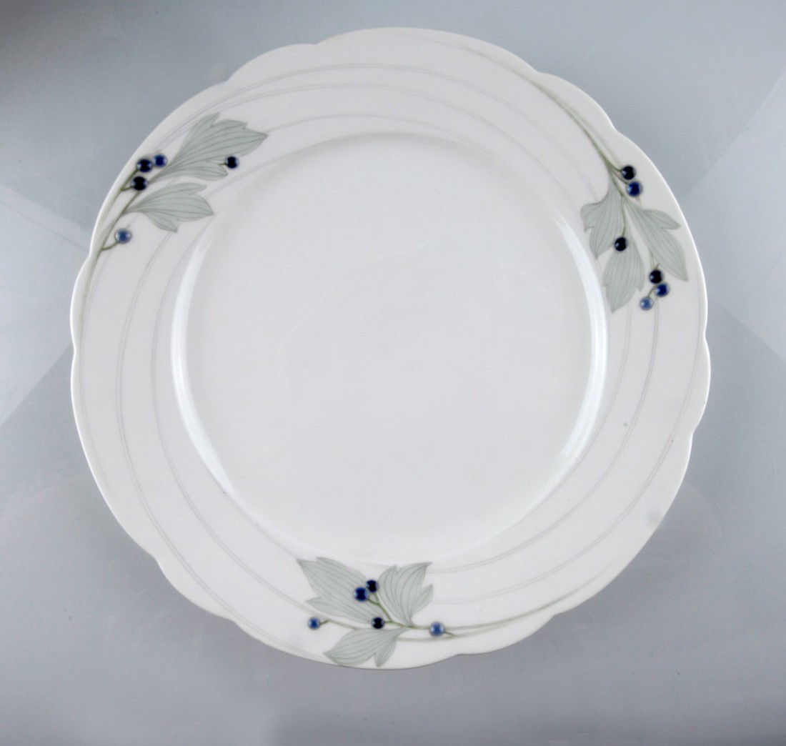 Speiseteller, um 1903: KPM Berlin. Dining plate, circa 1903. D. 25.1 cm. Made in 1903. Porcelain, white, glazed, overglaze with green leaves and blue enamel berries. Marked: Maker's mark (one stroke), yearmark C, M, 3, 1441