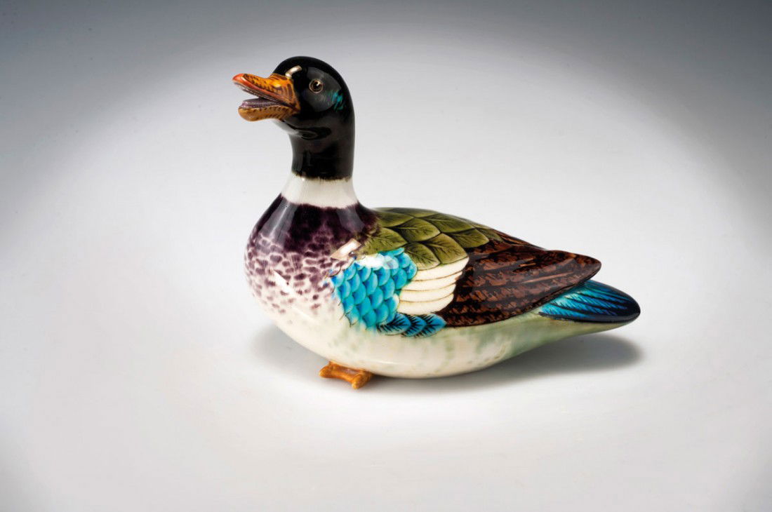 Ente, um 1880: Theodore Deck, Sevres. Duck, circa 1880. H. 12 cm. Earthenware, polychromatic enamel. Marked: THDECK.