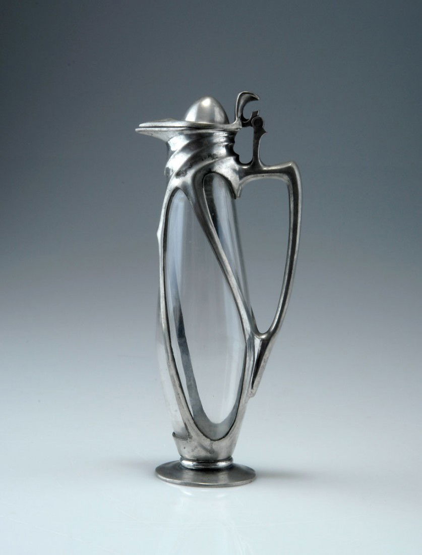 Likorkanne, um 1904: Reinemann & Lichtinger, Munich. Liquor jug, circa 1904. H. 23 cm. Designed by Friedrich Adler. Pewter, clear glass.