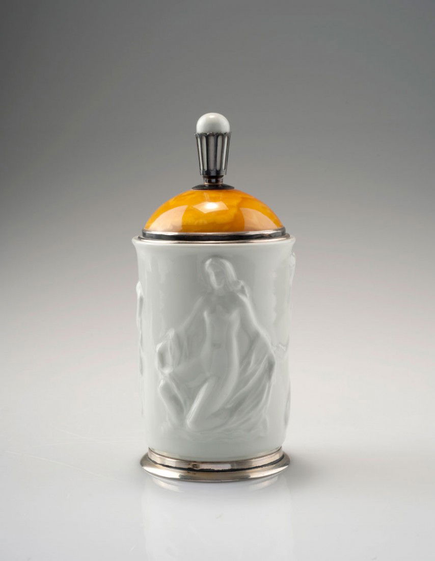 Teedose, um 1935: Hermann Brachert (Stuttgart 1890 - 1972 Schlaitdorf), Konigsberg. Tea caddy, circa 1935. H. 14.9 cm. Bowl made by StPM Berlin. Porcelain, white, glazed, silver, amber. Marked: Maker#s mark, Czech hall