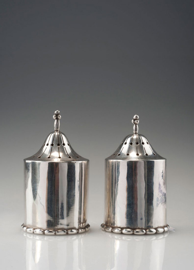 Salz- und Pfefferstreuer, um 1916: Georg Jensen, Copenhagen. Salt- and pepper cellars, circa 1916. H. 6.8 cm. Made between 1933-44. Silver, reliefed pattern. Marked: Maker's marks, STERLING DENMARK, 78.